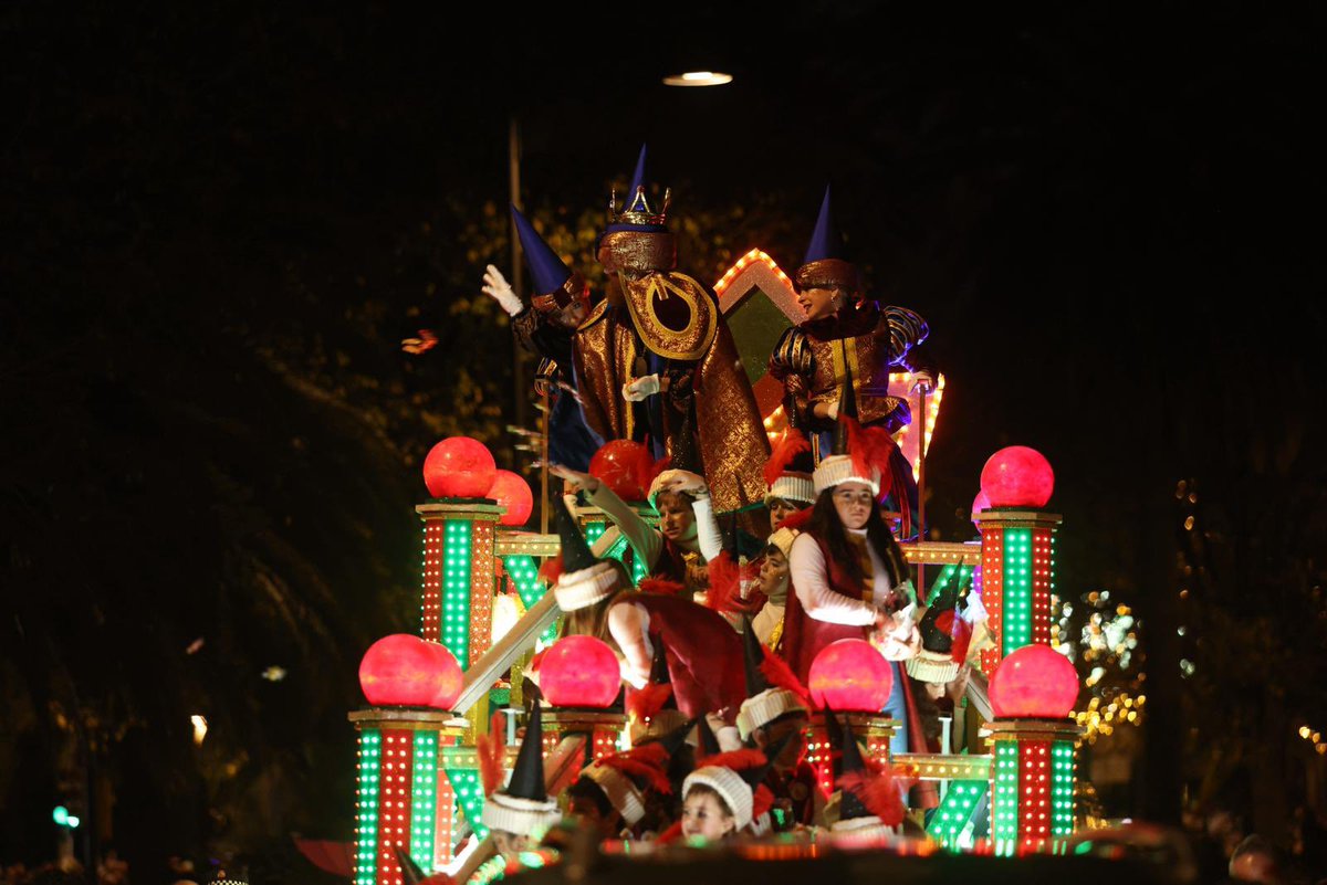 cofradiasmalaga's tweet image. ✨ El Rey Gaspar, ya en su carroza, avanza por las calles de la ciudad.

#Cabalgata #ReyesMagos