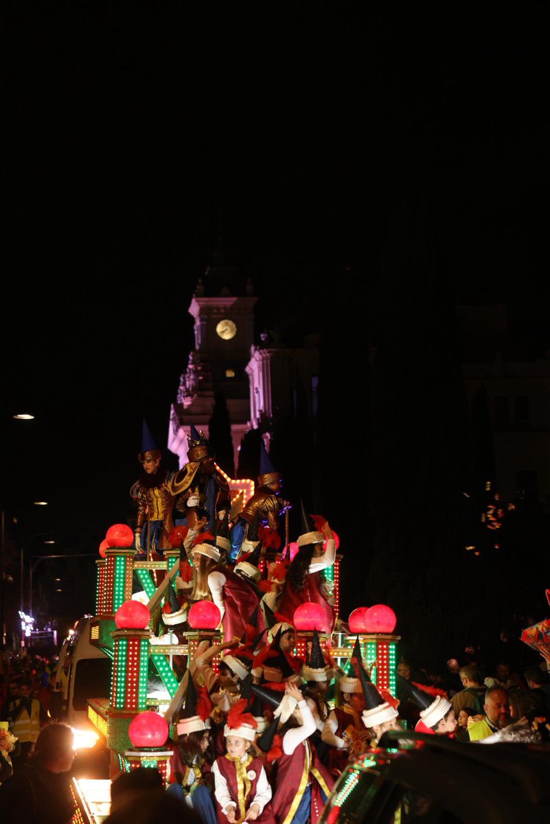cofradiasmalaga's tweet image. ✨ El Rey Gaspar, ya en su carroza, avanza por las calles de la ciudad.

#Cabalgata #ReyesMagos