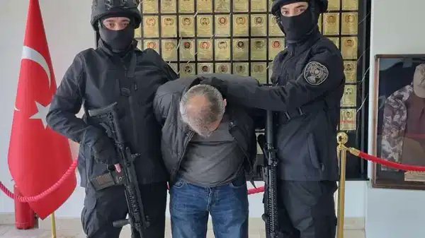 HUKUK DEĞİL, ŞOV

Şu rezalete bakın. Uzun namlulu silahlarla, yüzleri maskeli polislerin arasında başı öne eğik halde götürülen kişi bir bilim insanı… 

KHK’lı akademisyen K.K., 4 yıl 2 aylık ceza onandığı için bugün Kayseri'de böyle gözaltına alınıp tutuklandı.  

Bu tablo bir