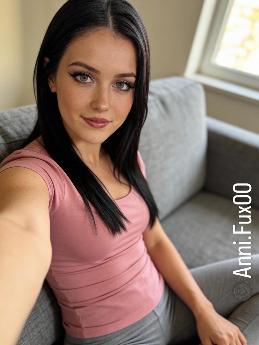 AnniFux00's tweet image. Hy my beloved followers! My first working day started as casual as my holiday ended…on the couch 😂

#firstdayofwork #casual #hot