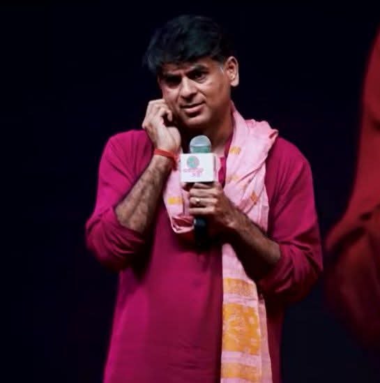 सौरभ द्विवेदी का लल्लनटॉप छोड़ना वाकई चौंकाने वाला है! 😮 उन्हें लल्लनटॉप जैसा प्लेटफॉर्म बनाने के लिए याद किया जाएगा। उनकी होस्टिंग और एंकरिंग की तारीफ तो होती ही है, लेकिन पत्रकारिता के मामले में लोगों की राय अलग-अलग है। 😊