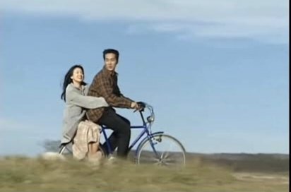 28dennie's tweet photo. @AR_chivexx @theivrs Naalala ko bigla yung autumn in my heart sa scene at poster na to 🥹😍 https://t.co/1mmEcOcrRA