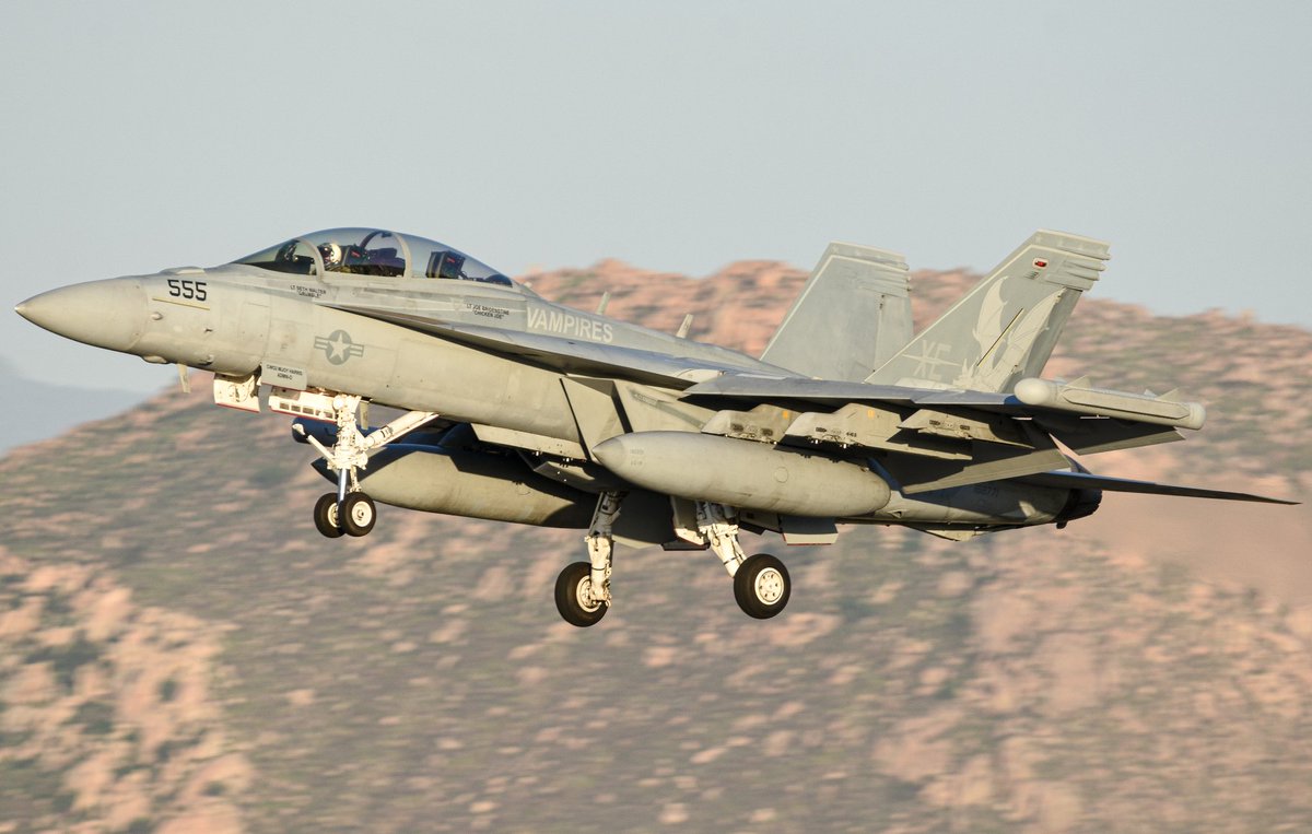 619_Aviation's tweet image. "Triple Nickel" a VX-9 E/A-18 Growler on the approach into March ARB just before the airshow this past April.
#vx9 #vx9vampires #ea18 #growler #marcharb