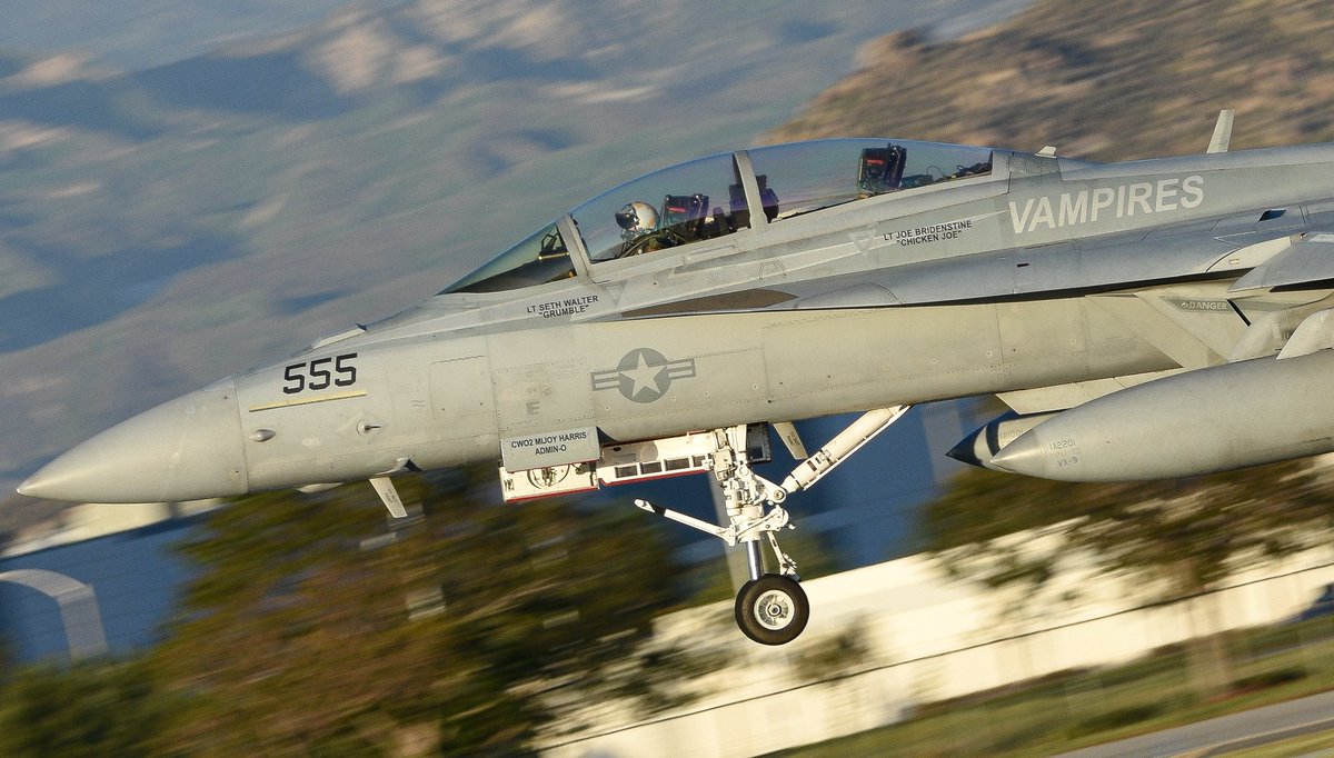 619_Aviation's tweet image. "Triple Nickel" a VX-9 E/A-18 Growler on the approach into March ARB just before the airshow this past April.
#vx9 #vx9vampires #ea18 #growler #marcharb