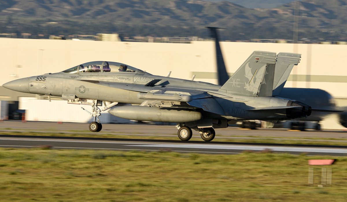 619_Aviation's tweet image. "Triple Nickel" a VX-9 E/A-18 Growler on the approach into March ARB just before the airshow this past April.
#vx9 #vx9vampires #ea18 #growler #marcharb