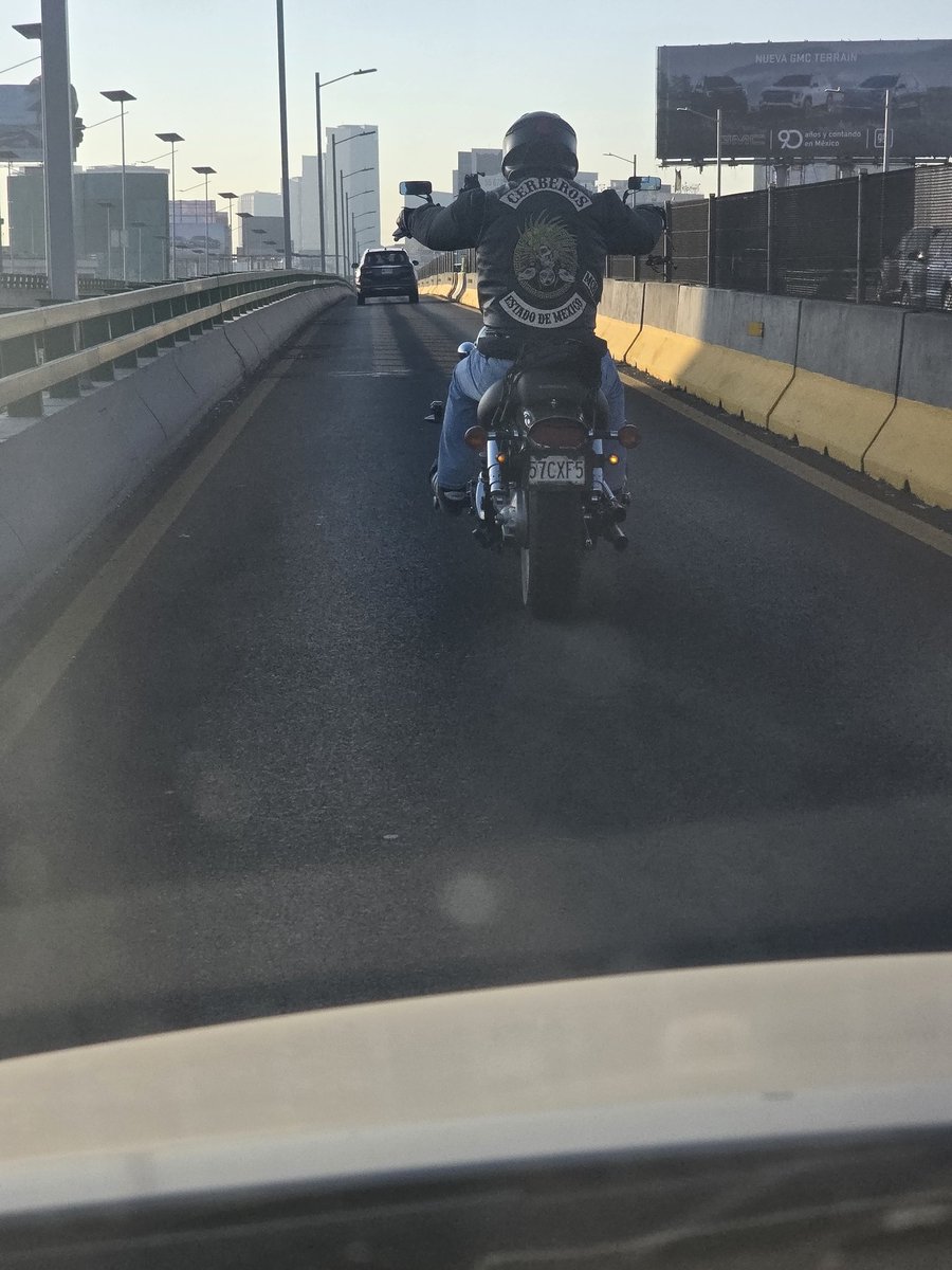 fercho_ru's tweet photo. @VILLALVAZO13 lo que nos encontramos en el segundo piso de periférico https://t.co/CRHXi8n9Or