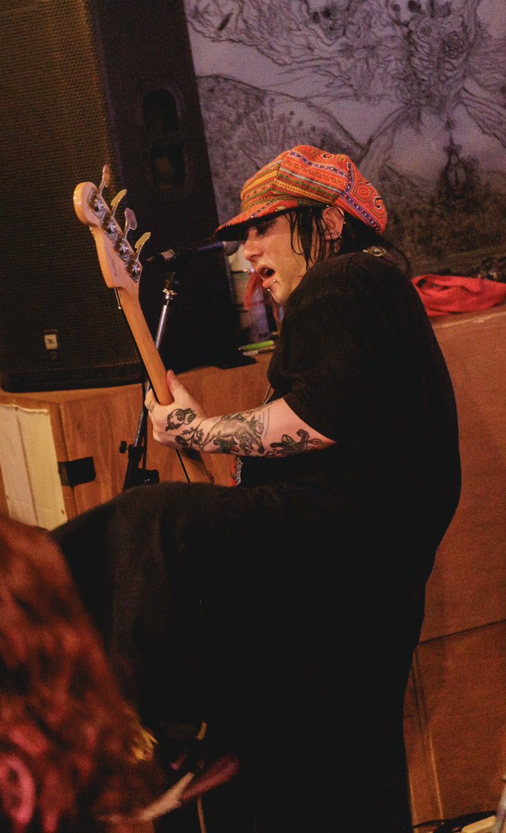 近頃よくない意味で流行ってるのであろう画像をビキニにしてってやつを見て魔が差し掛けてるので誰か止めてください。