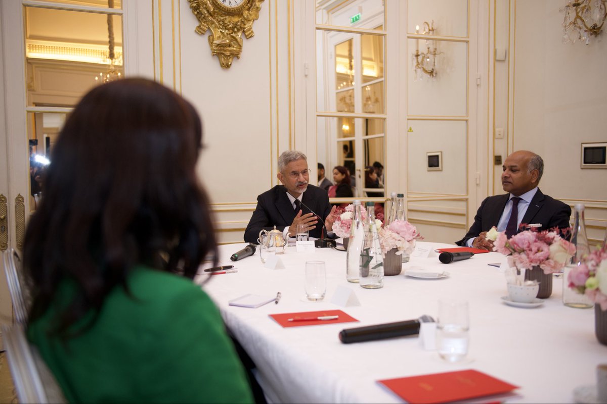 Delighted to interact with participants of the French-Indian Young Talents Program by <a href="/CCIFI/">CCIFI</a> in Paris. 

Discussed the transformations underway in the world and the importance of 🇮🇳 🇫🇷 collaboration in that context.