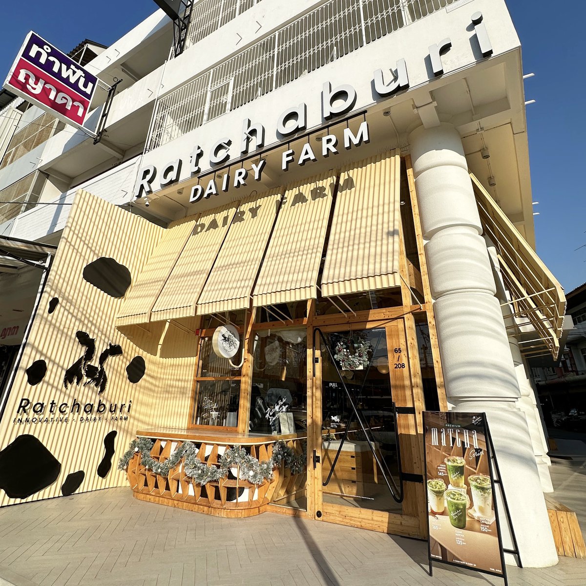 DekChubby2020's tweet image. ถ้าคุณเป็นคนที่ชอบกินนมสดดีๆ จากเกษตรกร หรือชอบลองกินนมอร่อยๆไปเรื่อยๆ อยากหาคาเฟ่นมสดดีๆนอกจากโซน สระบุรี 
บูรณ์มีอีกที่ ที่อยากแนะนำ Ratchaburi Dairy Farm cafe
ปกติเราจะคุ้นเคยกันกับ นมหนองโพ ใช่มั้ยเวลาพูดถึงนมที่ราชบุรี แต่ที่นี่เป็นอีกหนึ่งน้องใหม่ของสายนม