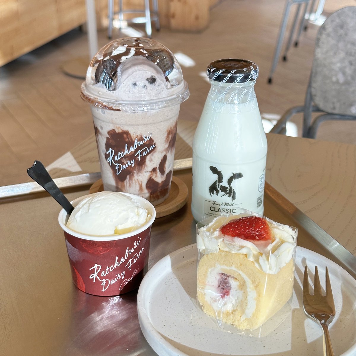 DekChubby2020's tweet image. ถ้าคุณเป็นคนที่ชอบกินนมสดดีๆ จากเกษตรกร หรือชอบลองกินนมอร่อยๆไปเรื่อยๆ อยากหาคาเฟ่นมสดดีๆนอกจากโซน สระบุรี 
บูรณ์มีอีกที่ ที่อยากแนะนำ Ratchaburi Dairy Farm cafe
ปกติเราจะคุ้นเคยกันกับ นมหนองโพ ใช่มั้ยเวลาพูดถึงนมที่ราชบุรี แต่ที่นี่เป็นอีกหนึ่งน้องใหม่ของสายนม