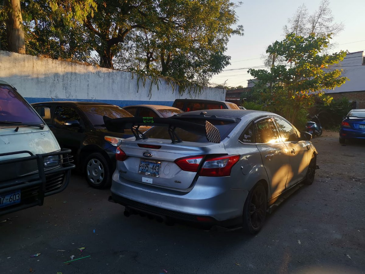 josheant's tweet photo. @VMTElSalvador el dueño de este carro andaba borracho y no dejó salir del parqueo a varias personas. Colonia Lamatepec Santa Ana https://t.co/B31TZsrEeB