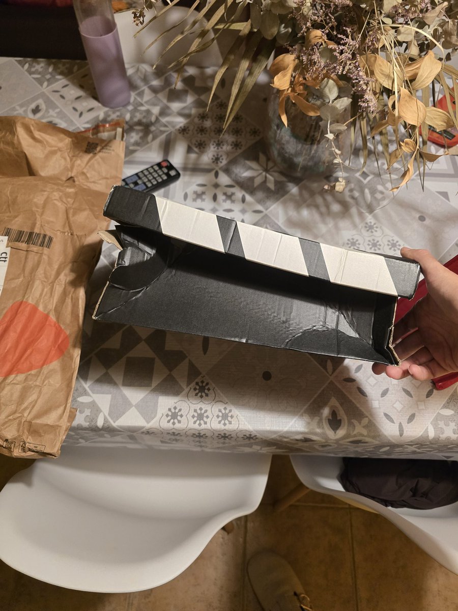 miuberstory's tweet photo. @Zalando  de verdad queréis segur trabajando con @SEUR ? Porque la experiencia ha sido tan patética que me planteo volver a comprar algo a través de vuestra página. https://t.co/8blkCy2vuE