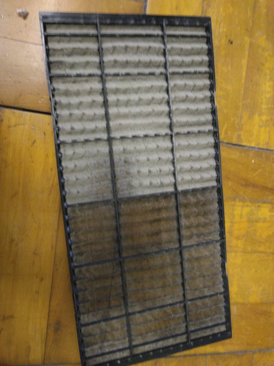 正月明けの児童クラブ、学校から貸与された部屋は底冷えしている。2時間たっても寒い。これはおかしいと思ってたので脚立を持ってきてエアコンのフィルターを見るとホコリびっしり。何でフィルター掃除をサボってるのか？サボっている教室だから我々に貸与したのか？ともあれ掃除しました。