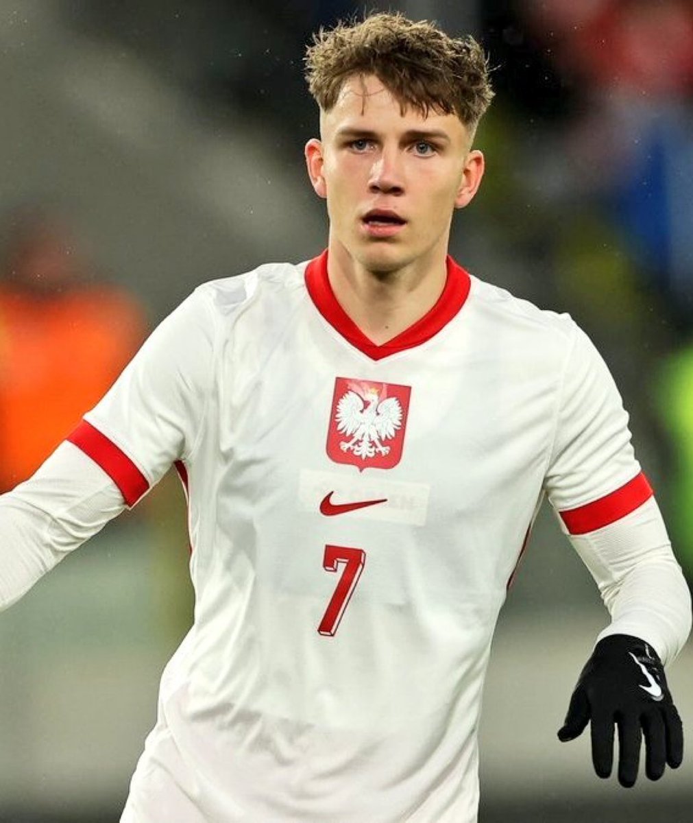 Oskar Pietuszewski serait déjà à Porto selon des rumeurs en provenance de sites polonais. L’accord entre l’ailier de 17 ans et le FC Porto serait imminent.