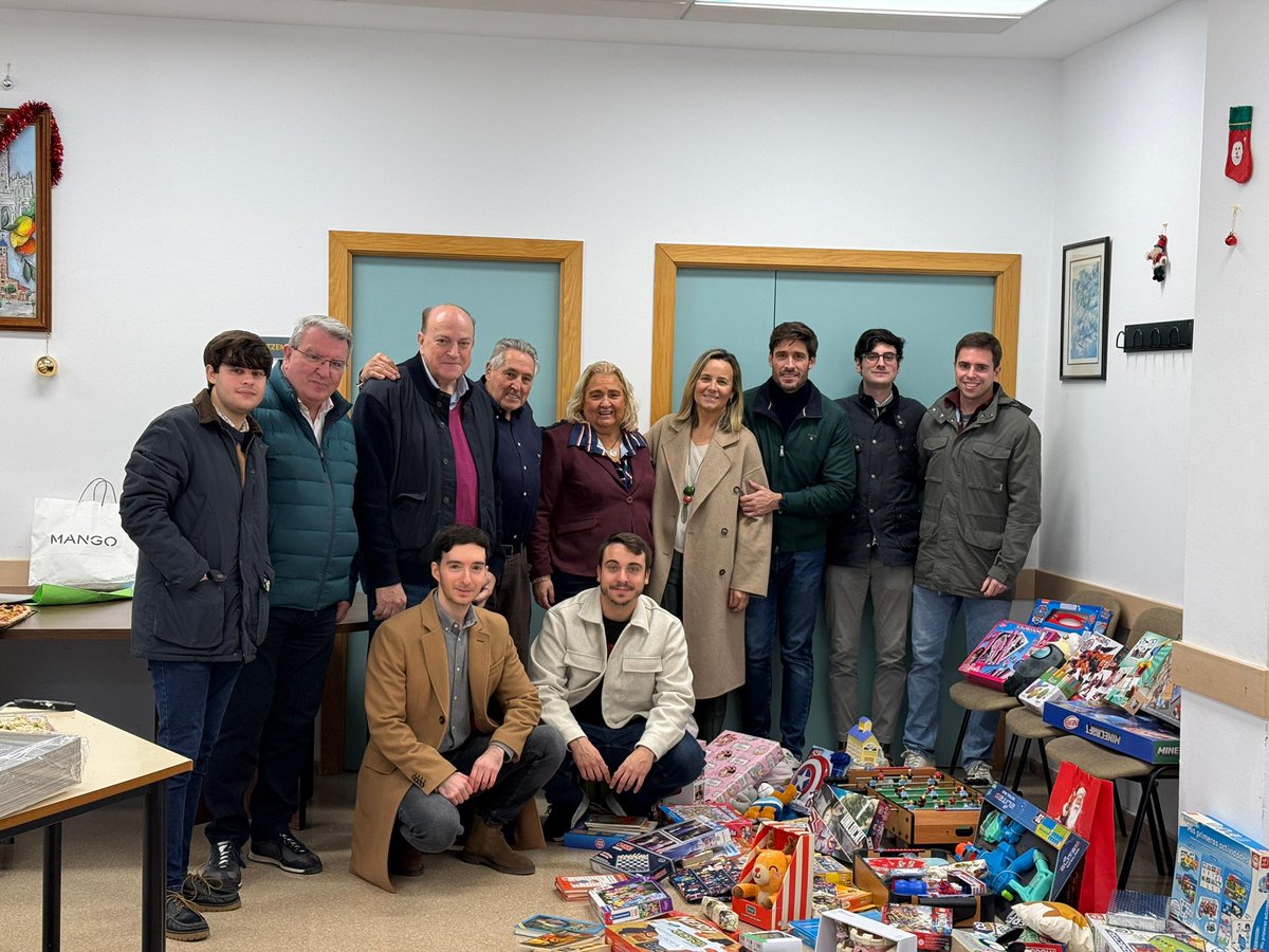 nngg_vlc's tweet photo. Mañana los niños de Casa Cuna y del barrio de La Torre abrirán con muchísima ilusión sus regalos.

La campaña de NNGG vuelve a llenar de felicidad a los niños, con una gran participación.

Gracias a todos por contribuir a la magia y ayudar a los Reyes Magos 💙👑 @popularesVLC https://t.co/0ahVCuJDXC
