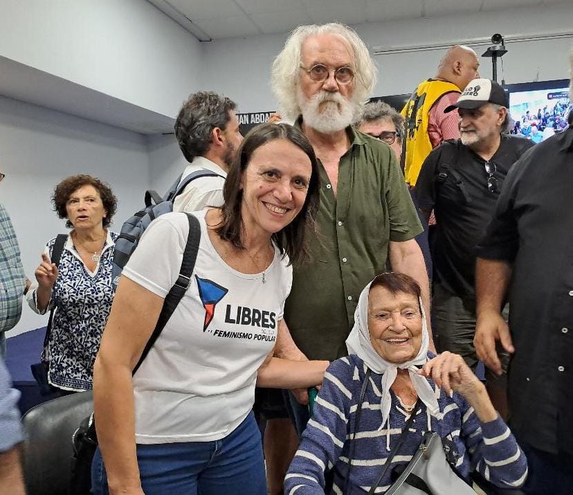 Ellas son nuestro ejemplo ✊🏼
Hoy a las 17 hs, vamos nuevamente a la Embajada de los Estados Unidos. 
#LaLuchaSigue
#FueraYankis
#MileiCipayo