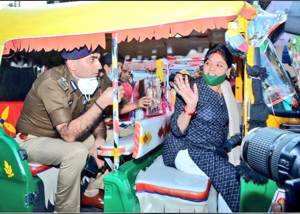 ये यूपी के झांसी की ऑटो ड्राइवर अनीता चौधरी हैं। कल रात इनकी हत्या कर दी गई। झांसी पुलिस बताती रही कि ऑटो पलटने से मौत हुई है। अब पोस्टमार्टम रिपोर्ट से पता चला है कि अनीता को गोली मारी गई थी। हत्यारों की तलाश जारी है।