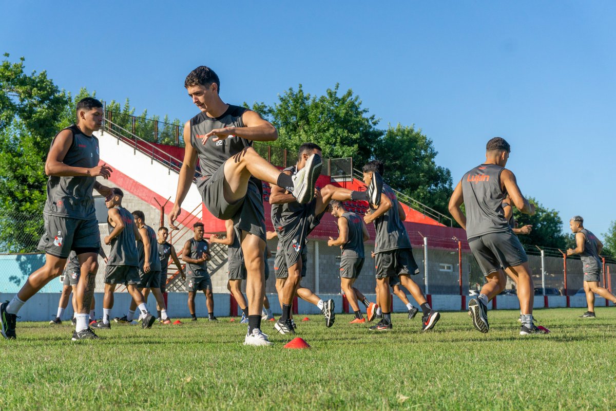 ClubLujan_Ok's tweet photo. 𝐏𝐫𝐞𝐭𝐞𝐦𝐩𝐨𝐫𝐚𝐝𝐚 𝟐𝟎𝟐𝟔 🇵🇱🔛

Esta mañana en nuestro predio, el plantel de primera división volvió a los entrenamientos pensando en el inicio del torneo de la Primera C.

Con caras nuevas, nuestro primer equipo se entrenó bajo las ordenes de la dupla Nicosia - Pighin. El debut será el fin de semana del 21/2, en el Estadio 1° de Abril frente a Sportivo Barracas.

Vamos con todo 💪

#Luján