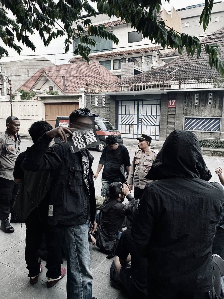 Sebenernya yang lebih membuatku nyaman adalah aku ada di sekitar PSS, terlepas dia menang atau kalah.