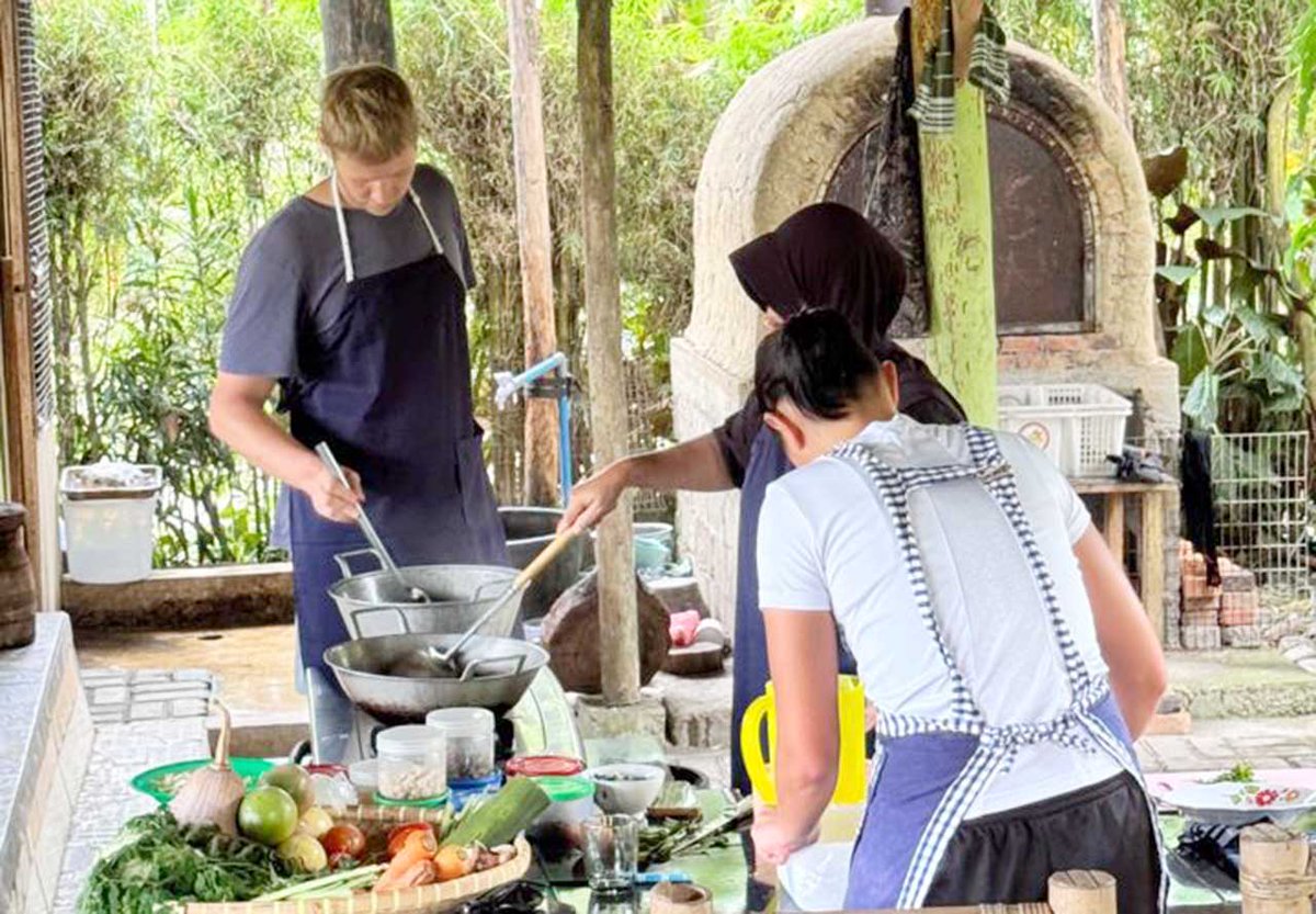 operasionalwh's tweet photo. This is not a restaurant.
This is a home.
In Bukit Lawang, cooking means sharing stories, laughter, and love.
Join local women, visit the market, cook traditional dishes, and eat together like family.
#AuthenticTravel #CookLikeALocal
#BukitLawang #EcoTourism
#CommunityExperience https://t.co/lWxCfpUYLS