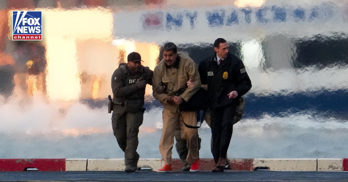 internatio56662's tweet photo. ROAD TO JUSTICE: Federal agents escort Nicolás Maduro to a New York City courthouse for his arraignment on narco-terrorism charges after being captured by the U.S. in Venezuela. https://t.co/rm9hRLTsNh