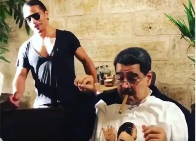 izzetcapa's tweet photo. Nicolás Maduro’nun halkına çektirdiği eziyetleri,
açlığı bir yönetim biçimine dönüştürmesini,
ilaçsızlıktan ölen çocukları,
çöken bir ülkeyi ayakta kalmış gibi pazarlamasını
konuşacağımız gün mutlaka gelecektir.
O defter kapanmaz.
O suçlar unutulmaz.

Ama bugün konuştuğumuz şey başka bir şeydir.

Bir devlet başkanını,
gece vakti yatağından alıp,
haydut gibi,
terlikleriyle,
kameralar önünde sürükleyerek kaçırmak…

Bu hukuk değildir.
Bu adalet hiç değildir.
Bu, gücün teşhiridir.

Ve burada çok net olalım:
Biz iki tarafın da “doğru insanlar” olduğuna inanmıyoruz.
Maduro zalimdir.
Trump demokrat değildir.

Ama bir zalimi eleştirirken,
başka bir hukuksuzluğu alkışlayamazsınız.

Halkı sefalet içinde yüzerken…
İnsanlar bir lokma ekmeği denkleştiremezken…
Çocuklar protein değil hayal tüketirken…
Dünyaya “Eti bonfile” üzerinden mesaj vermek…

Bu sadece görgüsüzlük değildir.
Bu, kopuştur.
Bu, “ben buradayım, siz oradasınız” demenin en kibirli cümlesidir.

Maduro halkına eziyet etti, evet.
Ama bir devlet başkanını yataktan alıp teşhir etmek,
o eziyetin karşısına hukuku değil,
başka bir zorbalığı koymaktır.

Bugün asıl derdimiz Donald Trump.
Çünkü Trump bu zihniyetin vitrinidir.
Hukuku güce,
devleti egoya,
demokrasiyi kişisel hırsa indirgeyen anlayışın adıdır.

Trump’ı konuşmak,
Maduro’ya destek olmak değildir.
Trump’ı eleştirmek,
başka bir zulmü aklamak hiç değildir.

Aksine…
İkisine de aynı mesafede durabilme meselesidir bu.

Birini eleştirirken,
ötekine borçlanmamak gerekir.

Bugün Trump’ı konuşuyoruz.
Çünkü bugün asıl tehdit,
“ben yaparım” diyen zihniyettir.

Yarın Maduro’yu da konuşuruz.
Onun dosyası da kapanmaz.

Ama şunu unutmayalım:
Hukuk,
kime karşı uygulandığına göre değişiyorsa,
orada adalet değil,
sadece güç vardır.

Bu bir taraf seçme yazısı değil.
Bu, her iki yalana da mesafe koyma yazısıdır