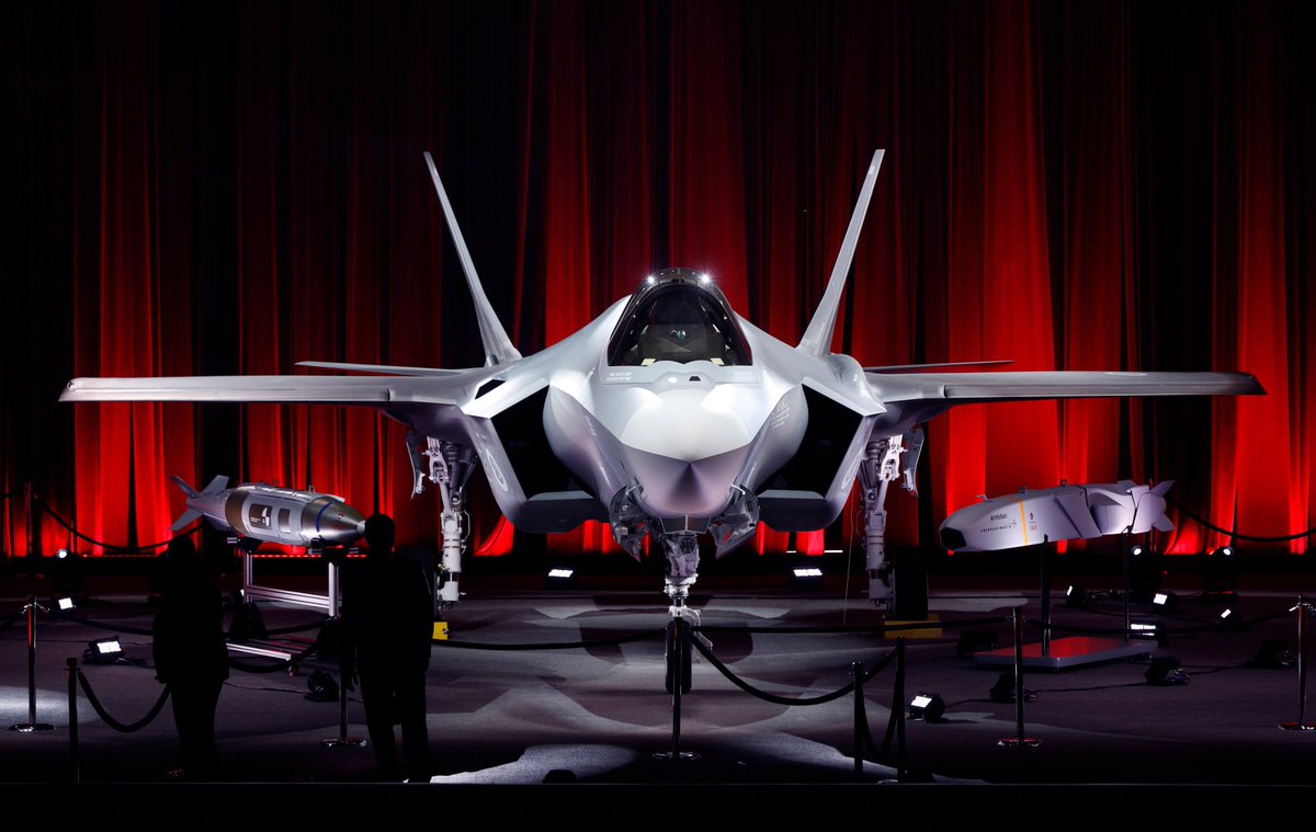 F-35’in Türk yapımı SOM-J ve NEB mühimmatı ile poz verdiği roll-out töreni fotoğrafı 4K.