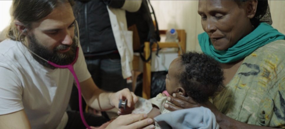 Esta noche, muchos niños esperan con ilusión a los #ReyesMagos. Mientras, en Gambo muchos niños sólo esperan poder respirar. 
Respirar no debería ser un lujo.
Tú puedes ser un Rey Mago para los niños de Gambo y regalar vida. 
migranodearena.org/reto/-respirar… 
#ReyesMagos2026 #NocheDeReyes