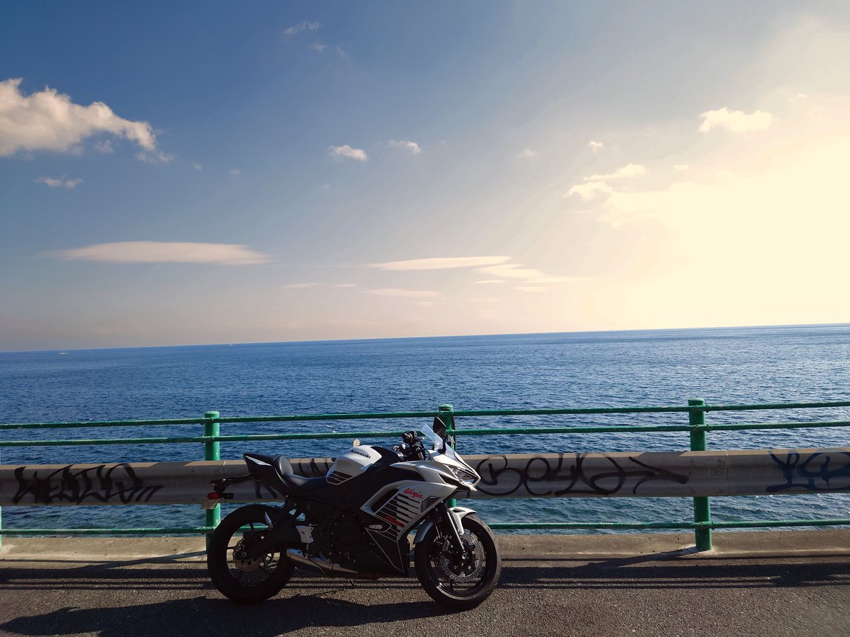 fqpms010's tweet photo. 明けましておめでとうございます。
新しいので熱海まで🏍️
#ニンジャ650 https://t.co/jWYSnRjrRj