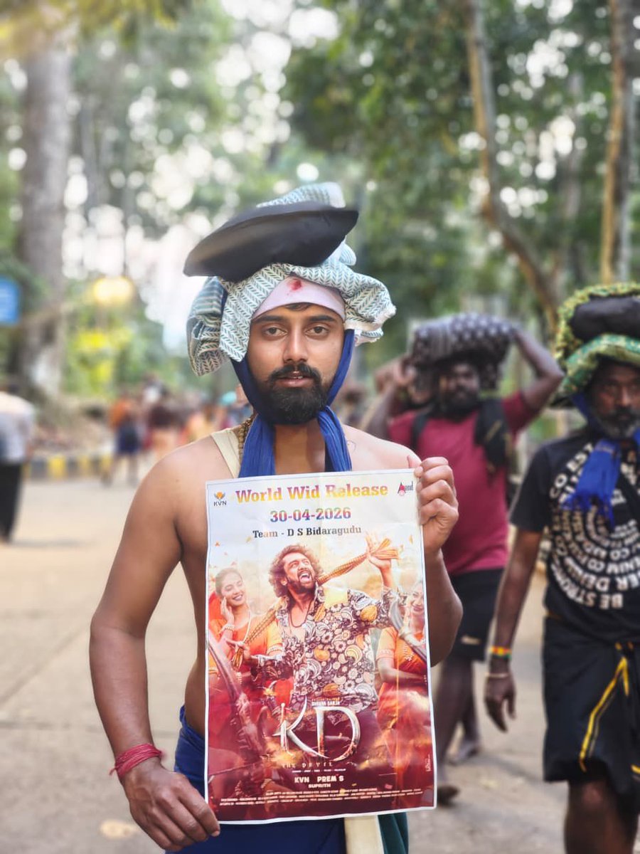 Sarjakingdom's tweet image. ಅಭಿಮಾನಿಗಳ ದೇವ್ರು ಧ್ರುವ ಅಣ್ಣ 👑🙏
@DhruvaSarja @AshwinDS14 
#dhruvasarja #DSBOSS 
#BOSS