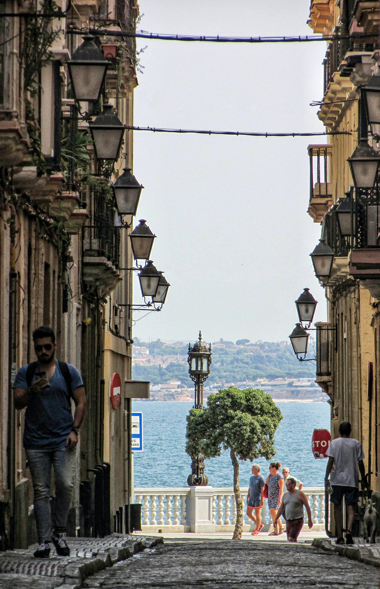 ManuelRevilla57's tweet photo. Creo que es una de las calles más bonitas que conozco, con un final tan bonito.
Es #Cadiz https://t.co/4JJjPtZv6S