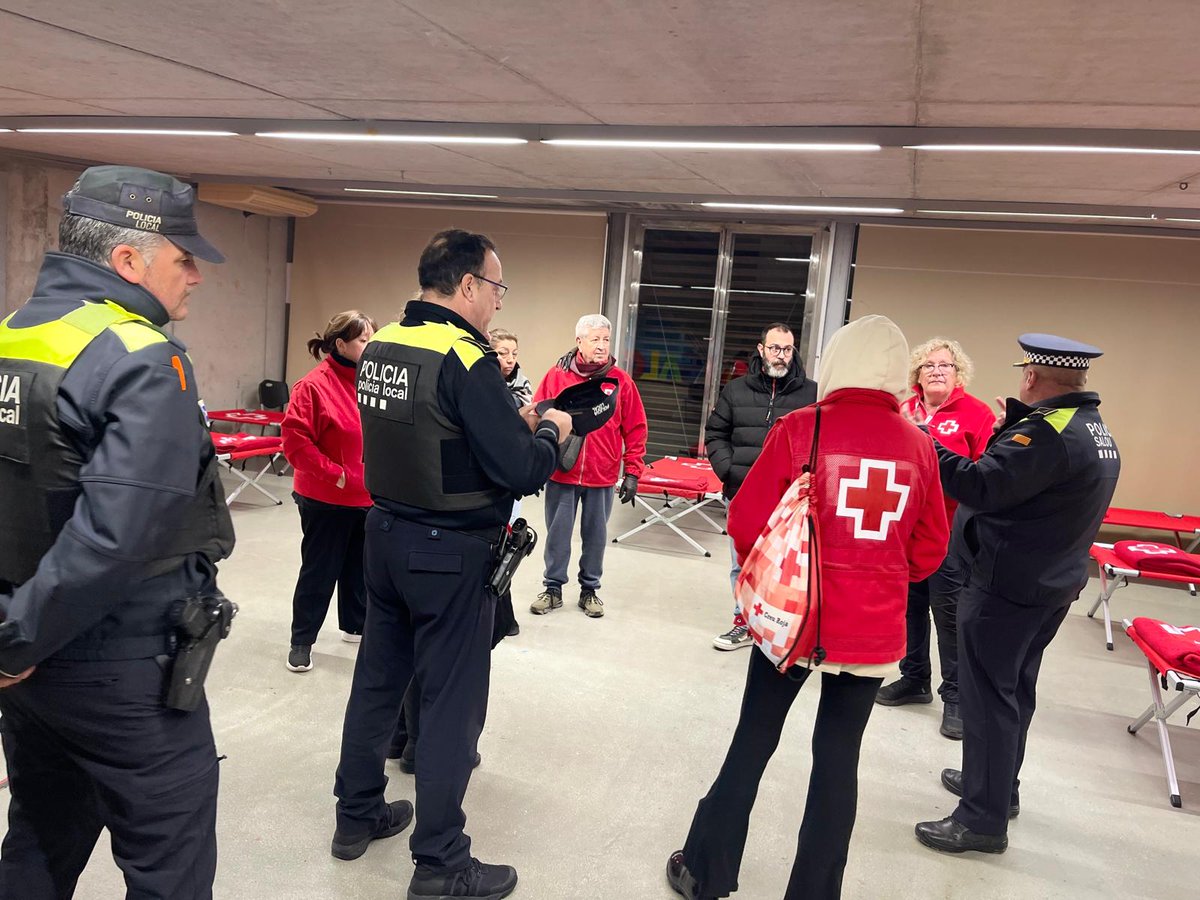 ❄️ Més de 85 persones ateses davant l'onada de fred. Activem diversos dispositius d’emergència arreu de Catalunya.

👥Més de 20 persones voluntàries i 6 tècnics d'Unitats d’Emergència Social.

🧣 Sacs, begudes calentes i allotjament disponibles.

#NEUCAT #Francis <a href="/emergenciescat/">Protecció civil</a>