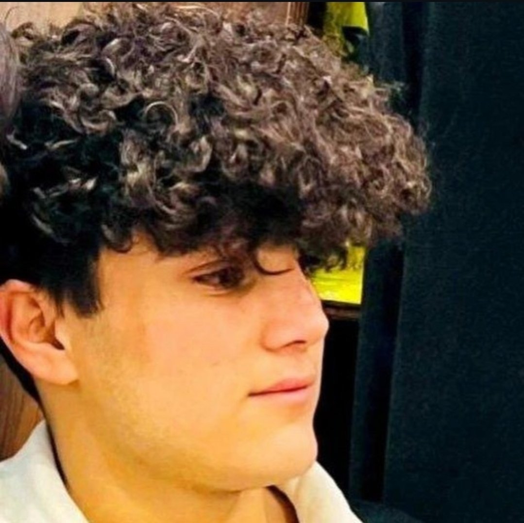 رضا مرادی عبدالوند جان باخت؛ جمهوری اسلامی پیکرش را به خانواده‌اش تحویل نمی‌دهد.

رضا مرادی عبدالوند، معترض ۱۸ ساله اهل شهر ازنا در استان لرستان، جان باخت.او در تاریخ ۱۱ دی ۱۴۰۴  در جریان اعتراضات ازنا، با شلیک دو گلوله جنگی از سوی مأموران امنیتی، مجروح شده بود.
رضا مرادی