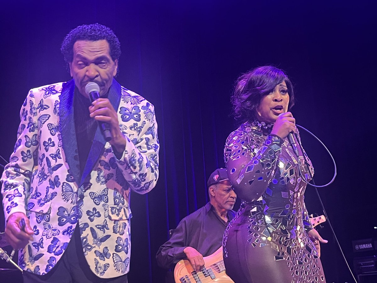 ボビー・ラッシュ、本当に92歳？ライヴ中、座ることもなくマイクを持ちハープを吹きながら右往左往。客席に降りてきて、握手にサイン攻めに会いながらも練り歩く。もう行かなきゃと言いつつ、アンコールを求められて更にプレイ。結局1時間40分の長丁場。ダンサーも歌い盛り上げました。最高！