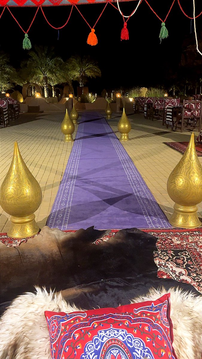 هنا يتجسّد العمق البصري في ثوبٍ من الفخامة الهادئة، حيث يعانق التراثُ الأصيل تكوينًا حجريًا شامخًا، وتنساب الشرّابات الذهبية كأنها تفاصيل من ذاكرة المكان. في <a href="/sahary_alula/">منتجع صحاري العلا | Sahary Alula</a>، ليست المشاهد عابرة، بل إضافة أنيقة تُروى بصمت، وتُثري التجربة بحسٍّ جماليٍّ يليق بسحر #العلا.