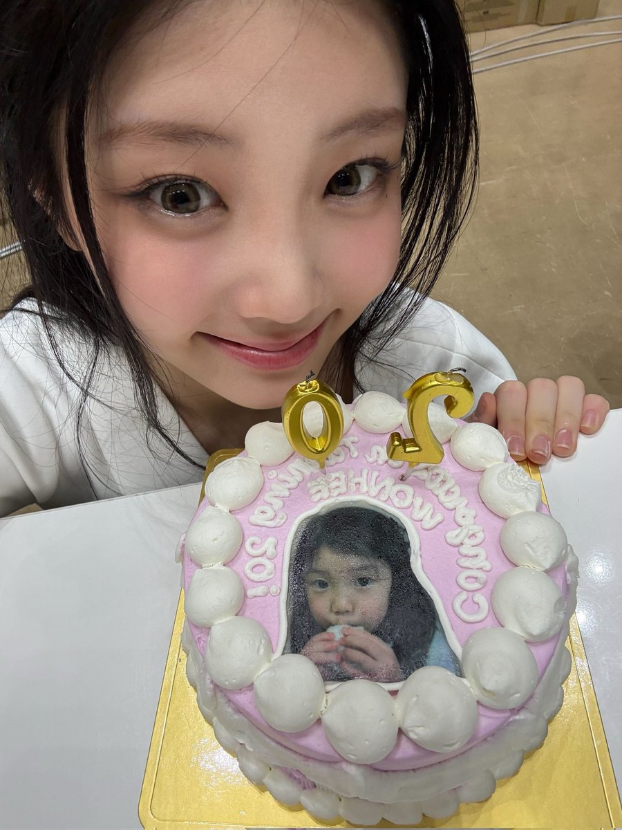 Wlnhee's tweet image. Since it’s already 2026, I am (un)officially 20 years old! 🥳🌟 So happy that I have GLLITs and my members by my side since I was a baby until now that I am an adult. 🍀