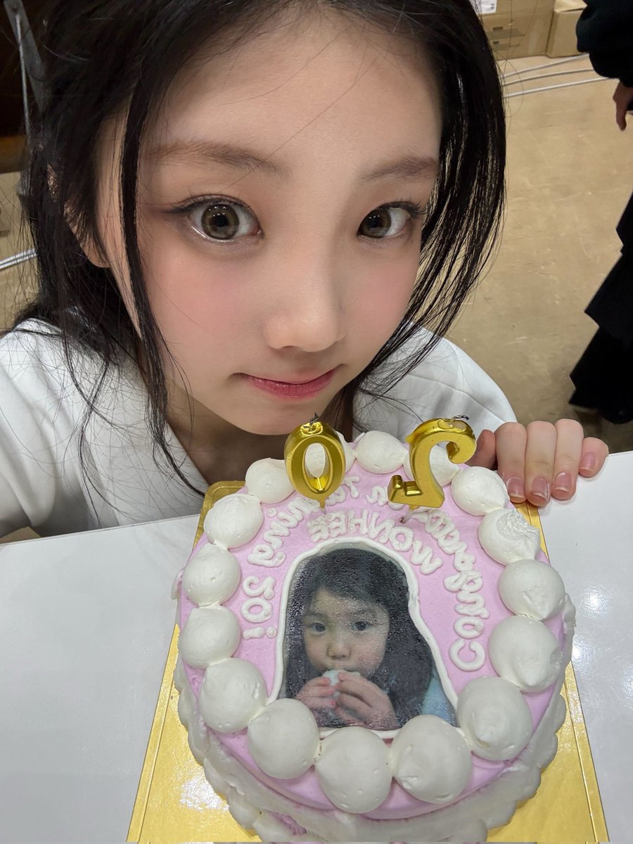 Wlnhee's tweet image. Since it’s already 2026, I am (un)officially 20 years old! 🥳🌟 So happy that I have GLLITs and my members by my side since I was a baby until now that I am an adult. 🍀