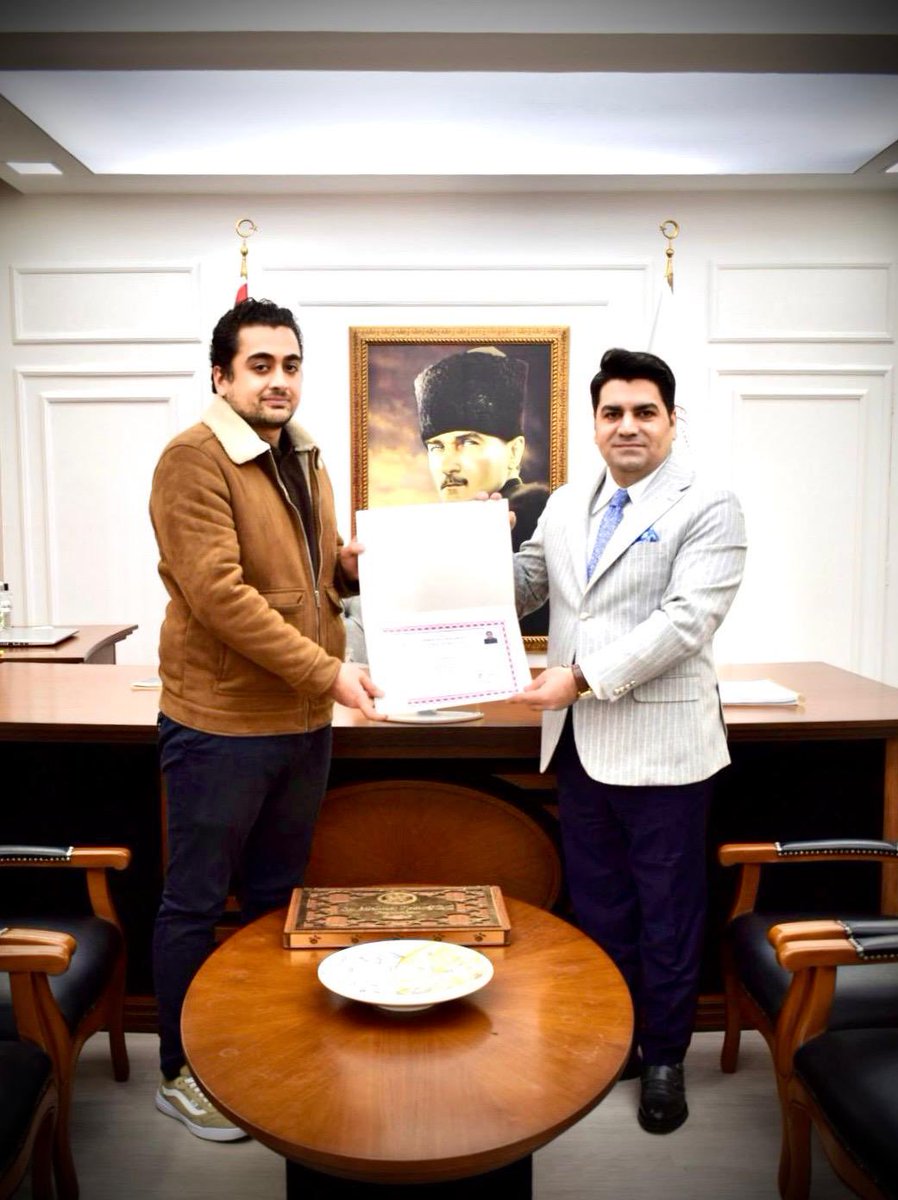 Kaymakamımız Sayın Mehmet Kaan KİNİ; Halk Eğitim Müdürlüğü koordinesinde, Manisa Ruh Sağlığı ve Hastalıkları Hastanesi Ek Ünitesi kursiyerlerince hazırlanan resim sergisi için sunduğu emek ve katkılardan dolayı Usta Öğretici Hasan Aslan’ı Teşekkür Belgesi ile taltif etti 🇹🇷