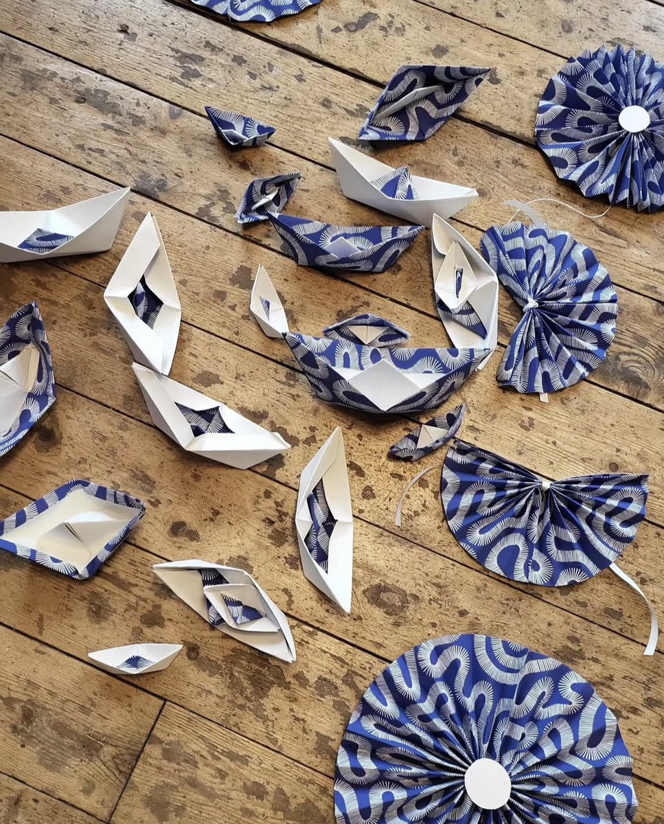 MissPrint_Ltd's tweet photo. Here's to new beginnings!

#newyear #newbeginnings #crafthacks #getcrafty #origami #stars #paperstars #missprint #handdrawn #wallpaperdesign #patternmaking #designprocess #behindthescenes #patternmakers #surfacepatte https://t.co/9S0znw4jbE