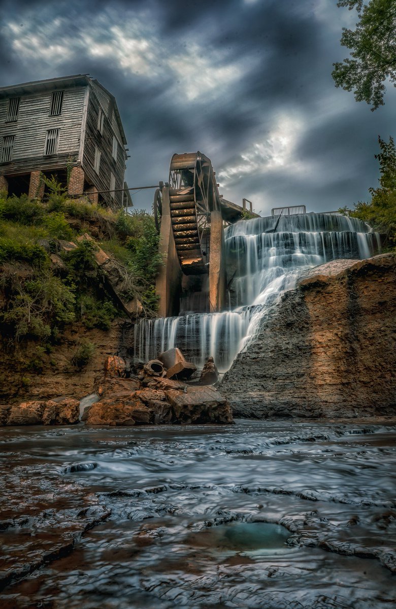 I've been turning into an early riser lately as I've noticed there's something different about morning light that i can't put my finger on.  I woke the pup 🐾 and we hiked down to these falls where i stood in the falls freezing my friggen feet off for a fairly long exposure. Most