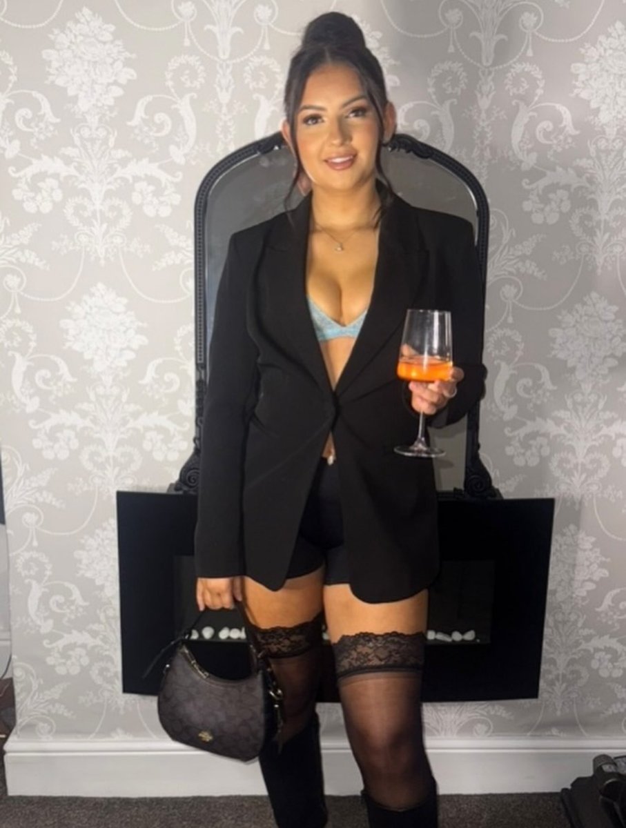 Where is she going dressed like this 😈