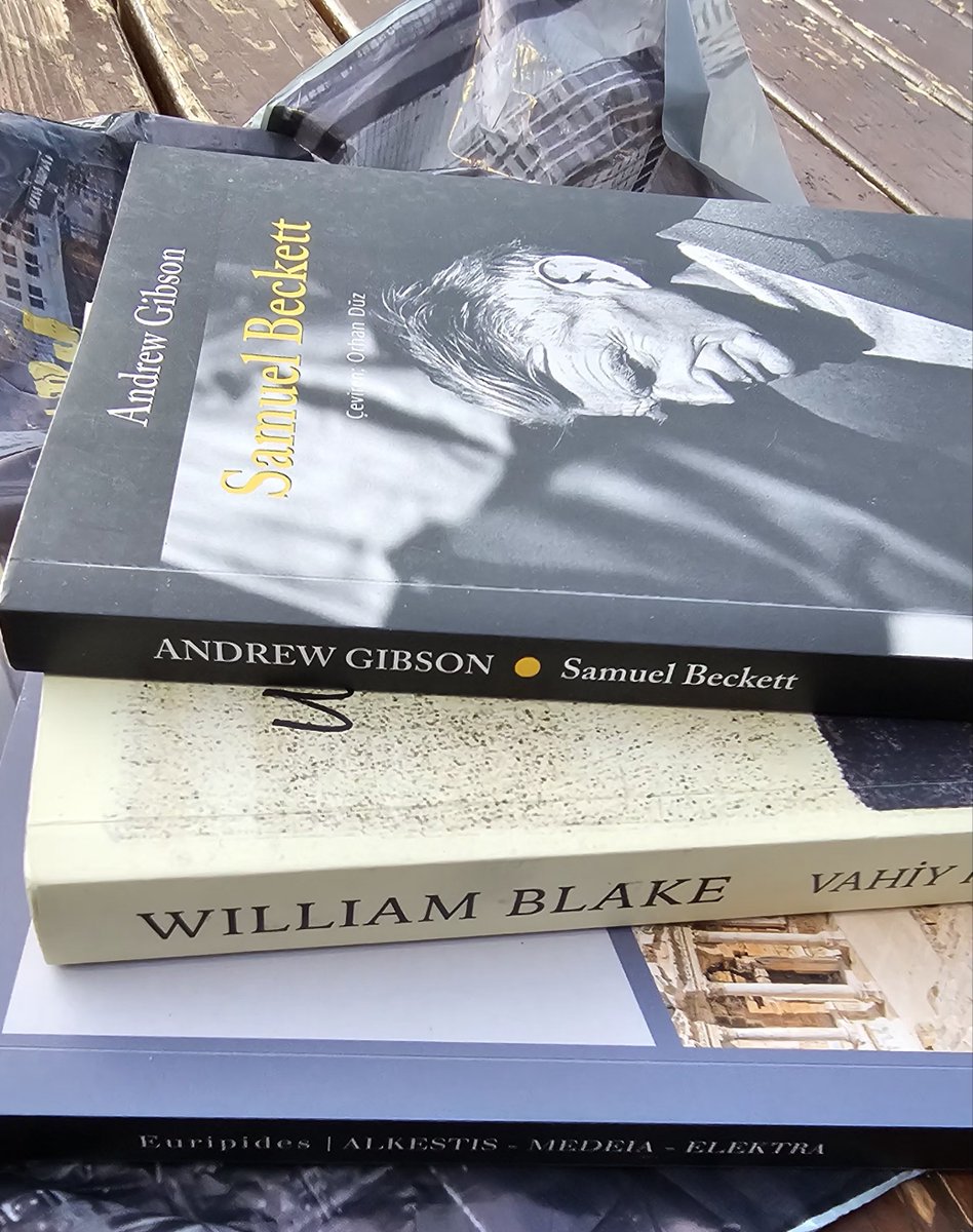 Beyazıt, saat beş suları..
gündüz uykuları
gibi geçip gitmek..