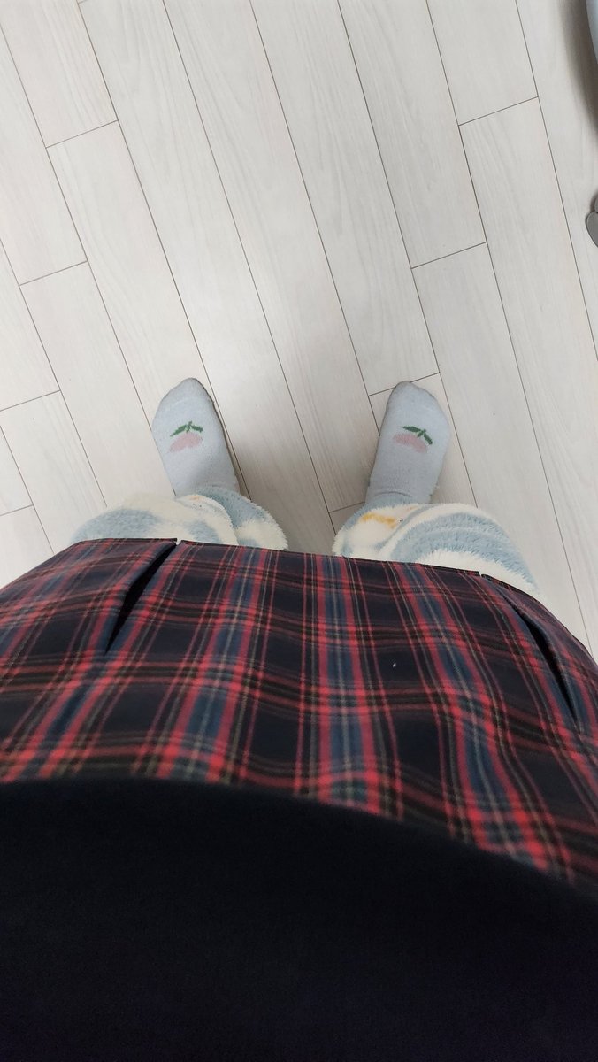 저희 교복 치마에요 어때요 전 치마란 존재를 7살 이후로 인생에서 지웠어서 바지를 입고 찍음