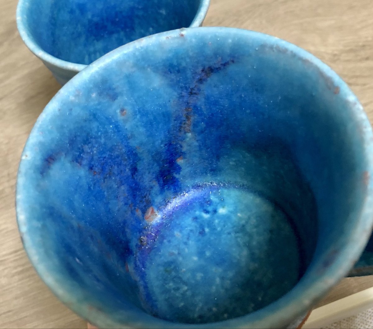 CoseIru's tweet photo. 信楽焼、びわ湖ブルーの陶器に一目惚れ(*´∇｀*)
びわ湖の深さを思わせる青のグラデーションと、写真じゃわからないけど角度によっては湖面の様にキラキラして見えるのが特徴の陶器らしい https://t.co/gU3f3UnoQY