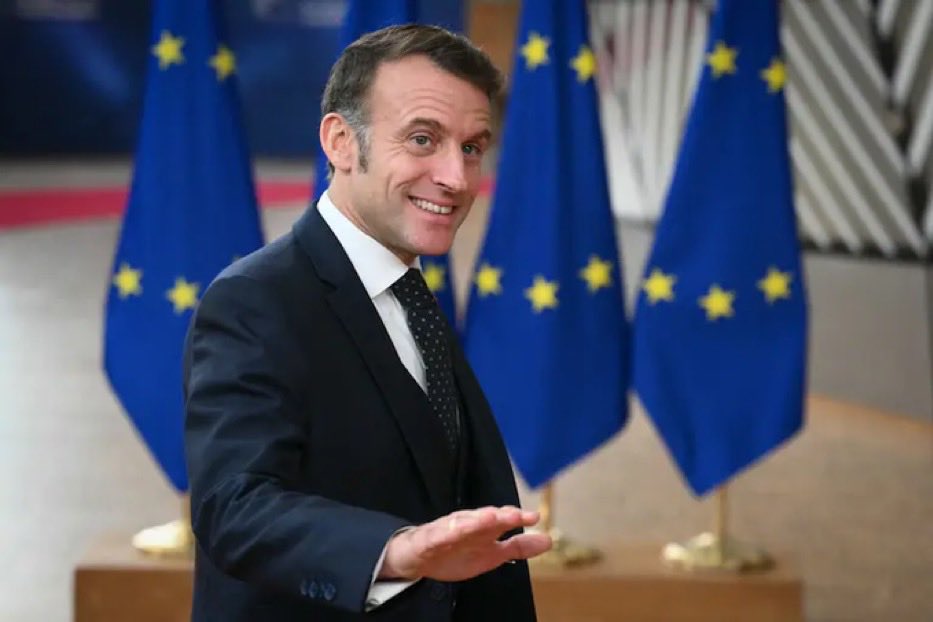 DruartJeanMich1's tweet image. 🥲 « Girouette, jolie girouette »…
Girouette en décembre 2025 (Mercosur), girouette en janvier 2026 (Venezuela) : 
On ne peut tout de même pas demander à chaque président français d’être un de Gaulle mais il y a un « minimum syndical » à assumer pour incarner le pays et le faire…