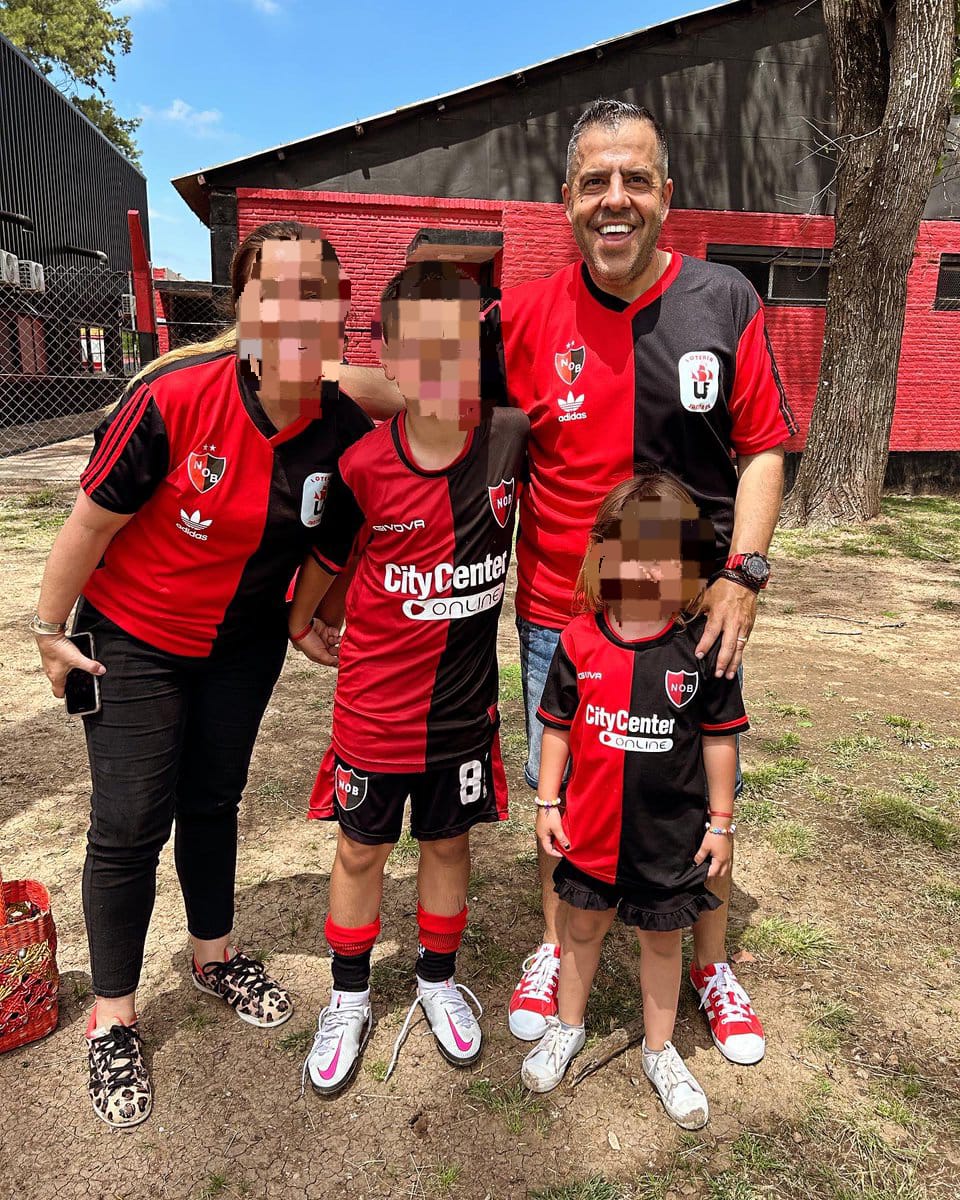 Hugo Rosales (campeón cat2012) renunció a la cat 2013 de NOB producto de los manejos del señor Iván Dobboletta, que tiene al hijo acomodado en la cat. (para sorpresa de nadie, es malo e hizo echar al titular q estaba adelante del hijo). Estos tipos manejan las inferiores de NOB.