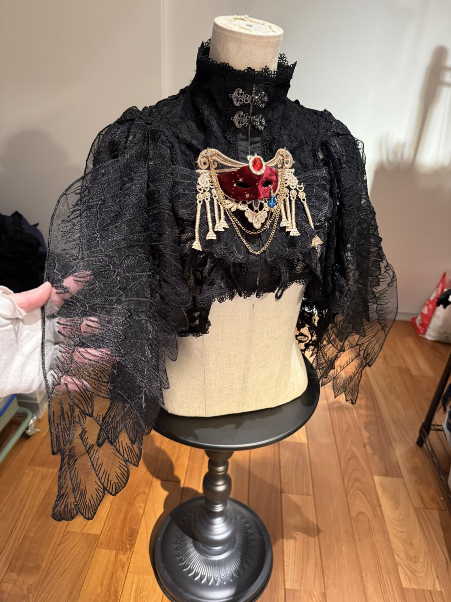 断頭台の女王
Raven Queen🐦‍⬛

漆黒の羽根を翻し鮮血を求める
鴉の女王のマントです🩸

デコルテの赤いマスケラは後悔の涙を流し
女王のコレクションに…
(ピンブローチになっていて取り外し可能です)

1月12日
<a href="/chamberofraven/">CHAMBER OF RAVEN</a> 様の元へ
に現れます🐦‍⬛