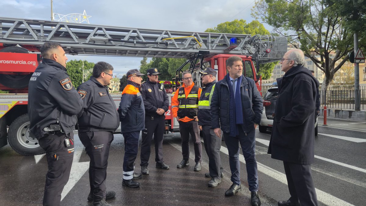 El concejal de Seguridad Ciudadana y Emergencias, <a href="/PENCHO3/">Fulgencio Perona</a>, ha supervisado el dispositivo de seguridad con motivo de la Cabalgata de los Reyes Magos, junto a <a href="/MurciaPolicia/">Policía Local Murcia</a>, <a href="/BomberosMurcia/">Bomberos Murcia</a> y <a href="/EmergenciasMur/">Protección Civil Murcia</a>.