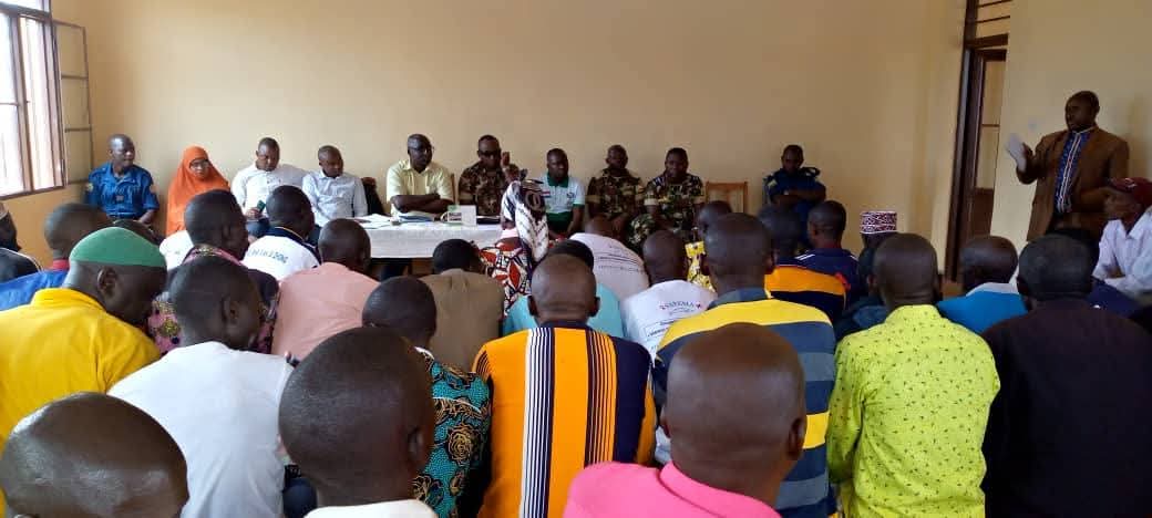 MagazineJimbere's tweet image. 🛶 La commune #Busoni a suspendu 22 petits bateaux utilisés pour la pêche illégale, lors d’une réunion tenue ce 4 janvier 2026 par l’administrateur communal à l’intention des pêcheurs

👥 À cette occasion, 9 pêcheurs ayant refusé de remettre leurs bateaux ont été sanctionnés par