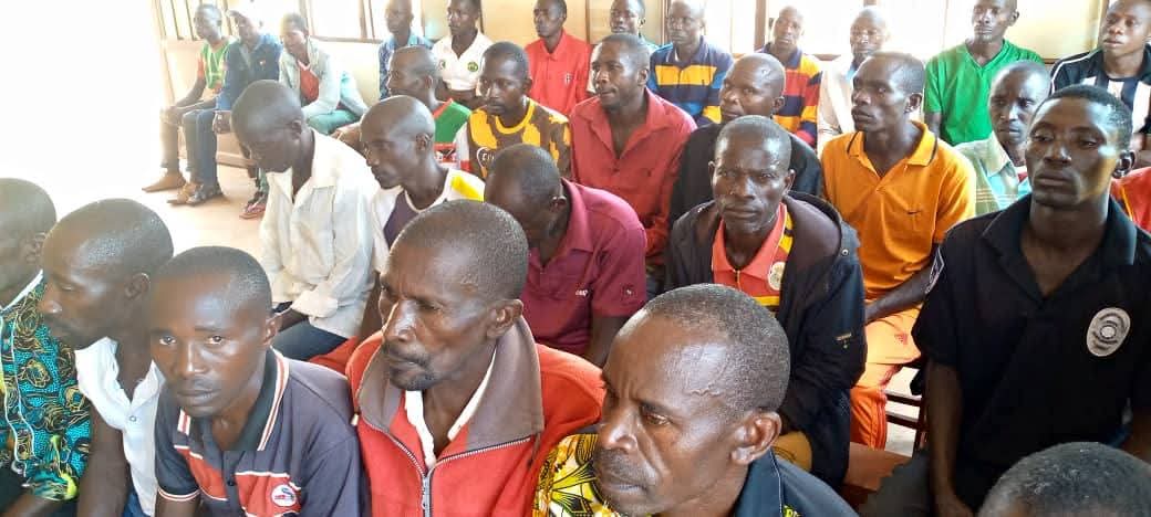 MagazineJimbere's tweet image. 🛶 La commune #Busoni a suspendu 22 petits bateaux utilisés pour la pêche illégale, lors d’une réunion tenue ce 4 janvier 2026 par l’administrateur communal à l’intention des pêcheurs

👥 À cette occasion, 9 pêcheurs ayant refusé de remettre leurs bateaux ont été sanctionnés par